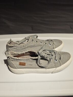 Casual Women's Distressed Canvas Sneakers - Light Gray